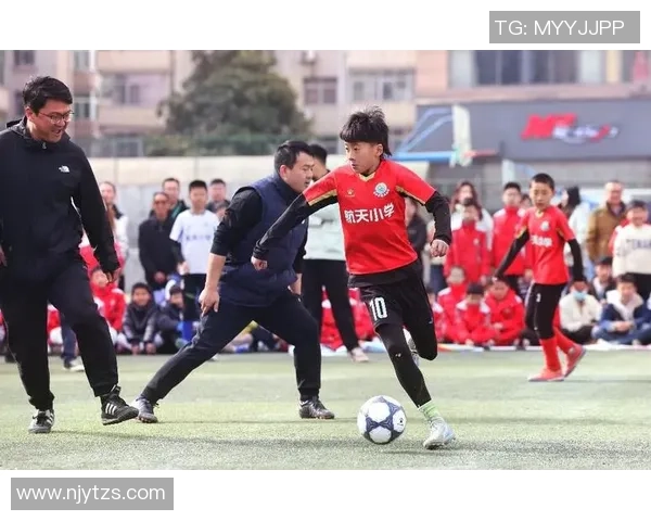 足球明星在绿茵场上的温情时刻展现人性光辉与无私奉献的感人故事