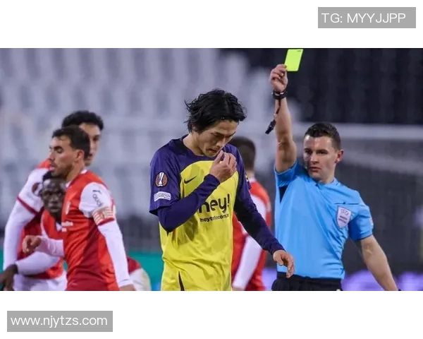 足球明星因伤瘸腿走路展现坚韧精神引发球迷热议与感动