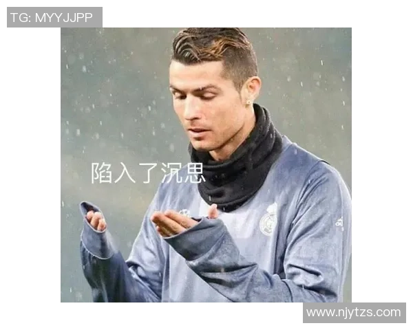 足球明星在逆境中沉思的瞬间与无奈的心声