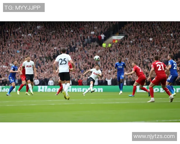 足球明星壁纸大图尽显球场魅力与风采让你随时欣赏偶像的精彩瞬间 足球明星壁纸大图尽显球场魅力与风采让你随时欣赏偶像的精彩瞬间