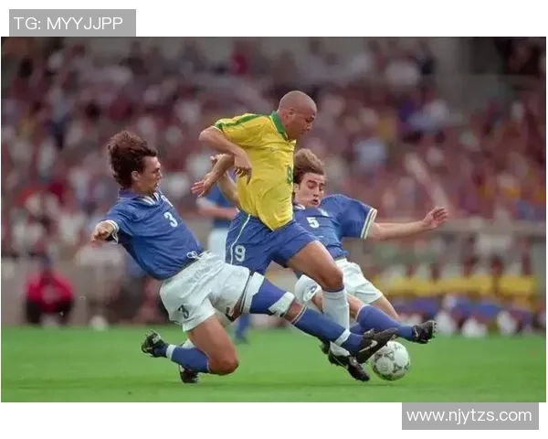 足球明星在赛场上的精彩瞬间与动人风采尽显运动魅力与激情 足球明星在赛场上的精彩瞬间与动人风采尽显运动魅力与激情