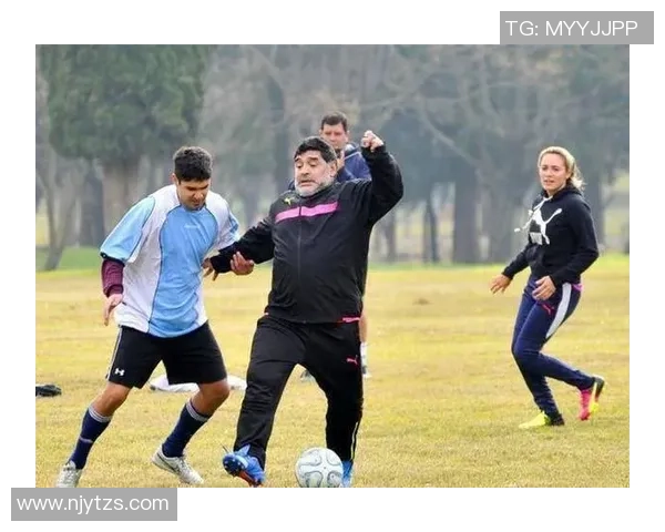 足球明星如何用心宠爱粉丝的温暖瞬间与感人故事