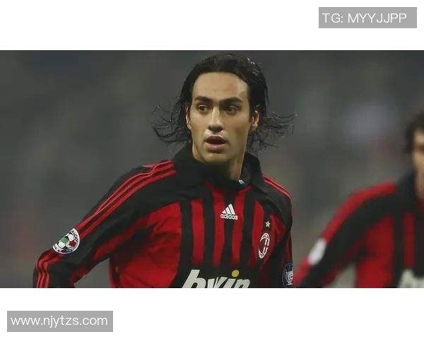 足球明星女友大揭秘精美图片展示她们的魅力与风采 足球明星女友大揭秘精美图片展示她们的魅力与风采