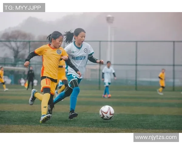 足球明星娜娜的真实身份揭秘她在绿茵场上的精彩表现与个人生活故事