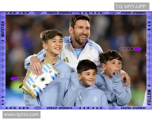 足球明星庆祝瞬间背影展现激情与荣耀的完美融合 足球明星庆祝瞬间背影展现激情与荣耀的完美融合