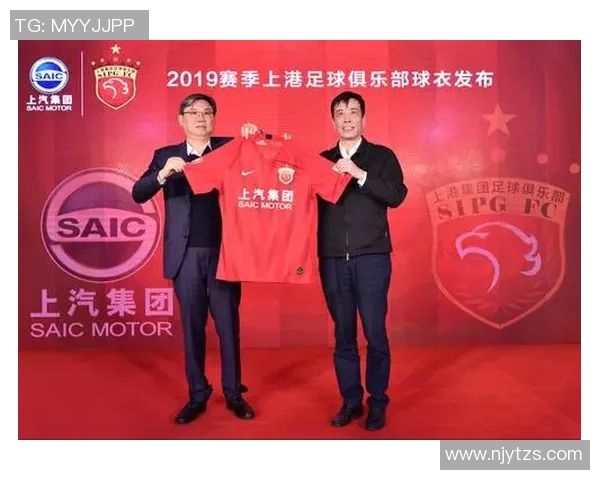 足球明星慷慨解囊为家乡发展捐款助力青少年足球事业腾飞