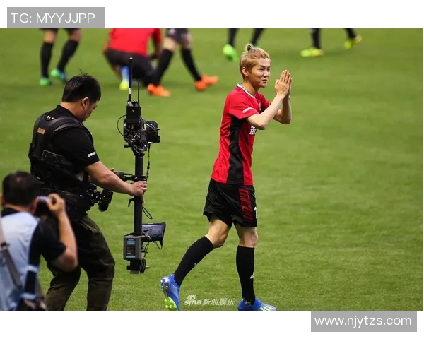 足球明星扎小辫的时尚风采与场上表现的完美结合图片欣赏