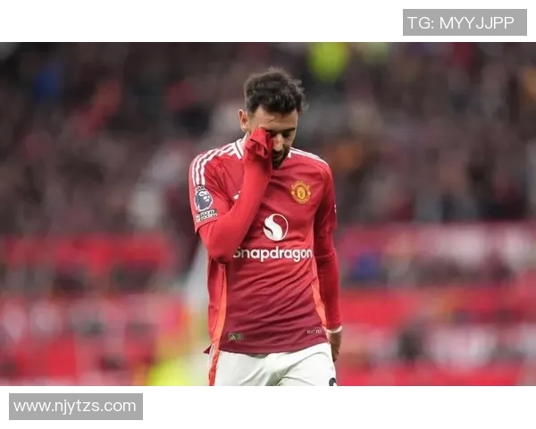 足球明星情绪失控瞬间曝光引发球迷热议和反思