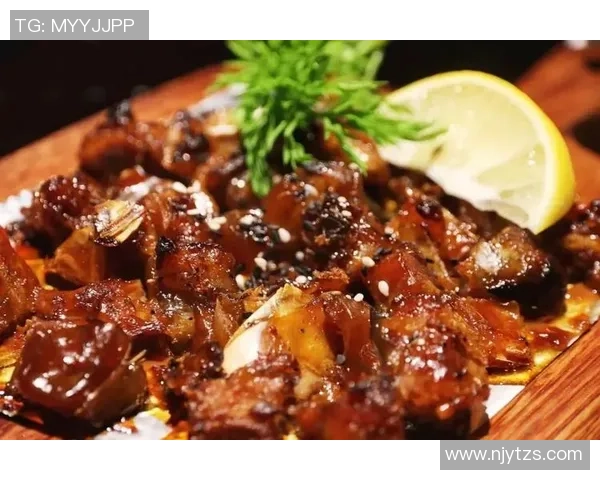 足球明星意外现身小餐馆与粉丝互动引发热议视频曝光