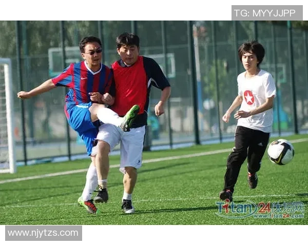 足球明星理发全过程揭秘从剪发到造型的精彩瞬间分享 足球明星理发全过程揭秘从剪发到造型的精彩瞬间分享