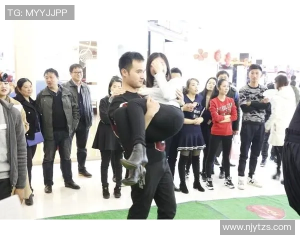 足球明星的公主抱瞬间揭秘温暖与力量交织的浪漫时刻