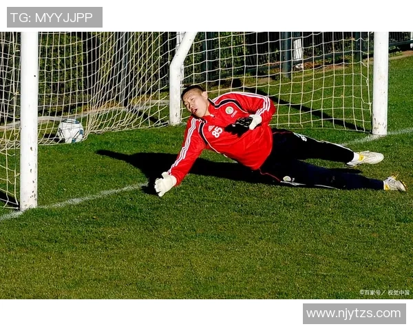 足球明星的绝技揭秘如何在比赛中轻松过人展现个人魅力与技术实力