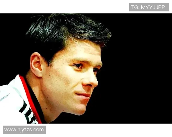 足球明星的辉煌历程与场外生活揭秘，展现他们的奋斗与荣耀