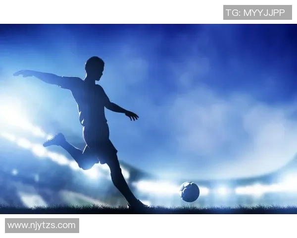 足球明星精彩瞬间高清射门图片展现球场魅力与激情的完美结合